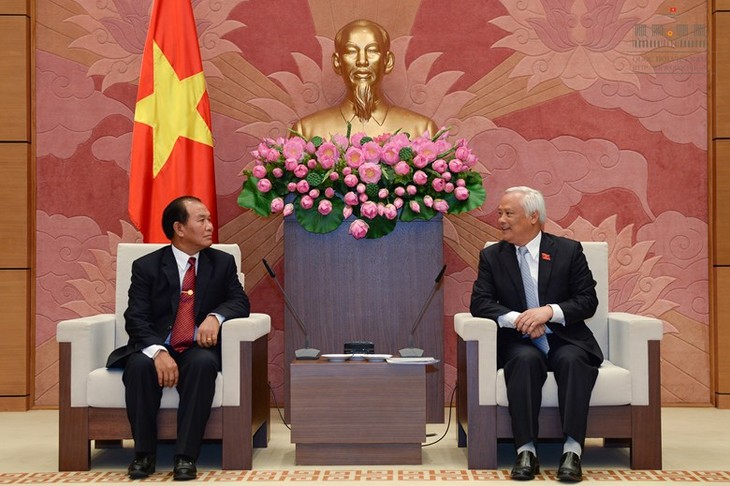 Вице-спикер вьетнамского парламента принял министра юстиции Лаоса - ảnh 1